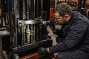 Рабочий осматривает промышленное оборудование